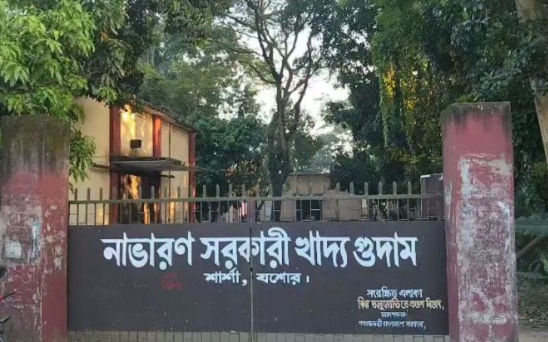 নাভারণ সরকারি খাদ্য গুদামে দুদকের অভিযান